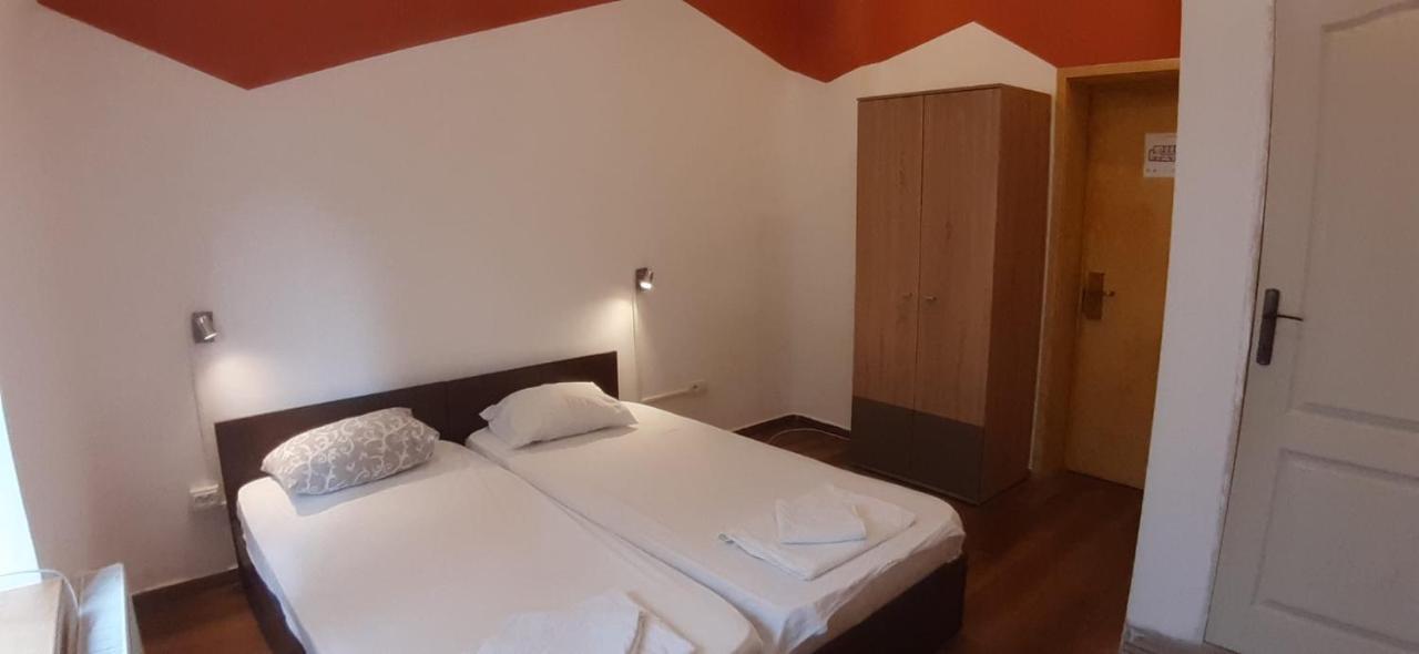 Hotel Happyrooms Piata Romana 3*