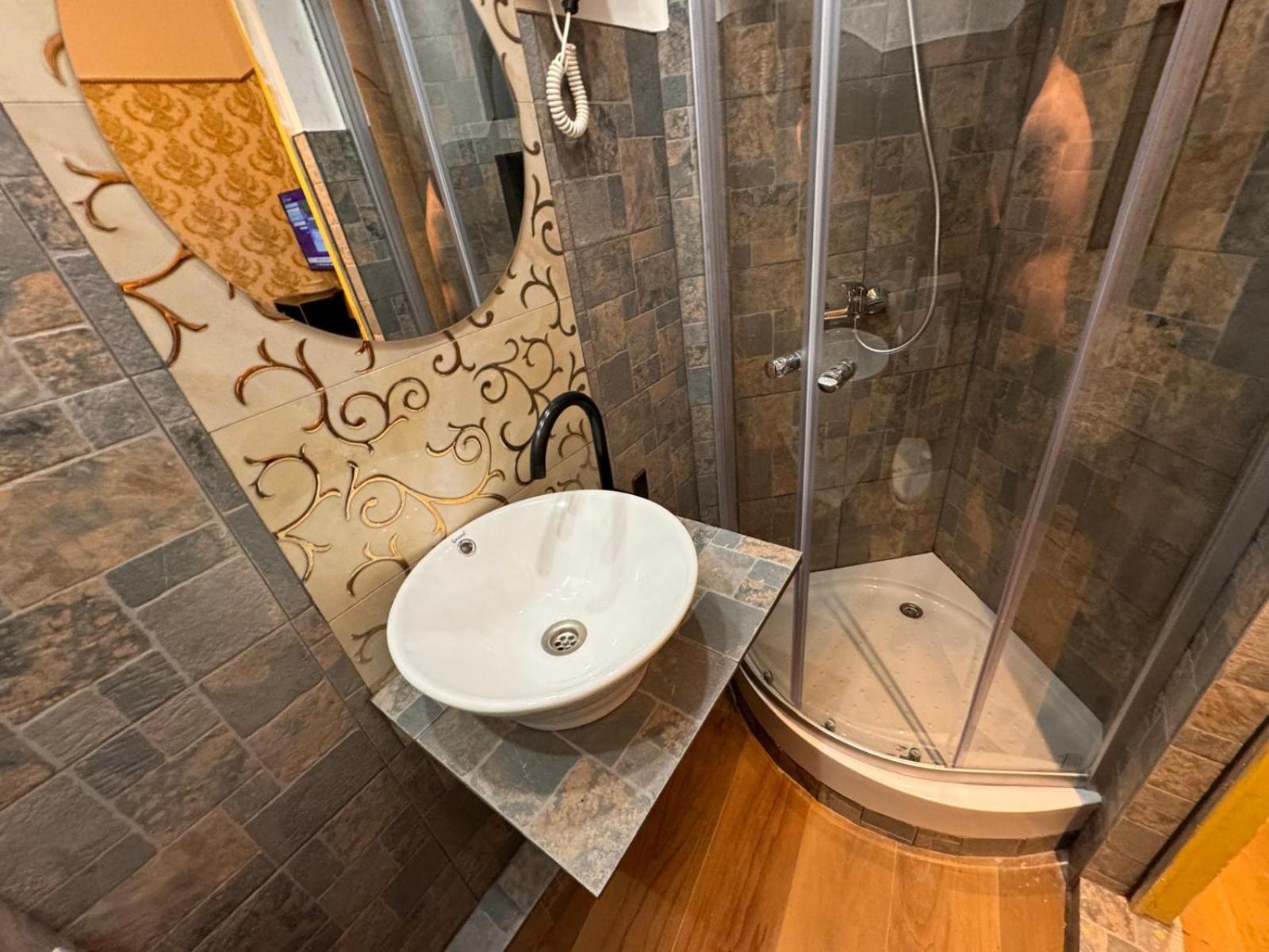 Happyrooms Piata Romana Hotel 3*
